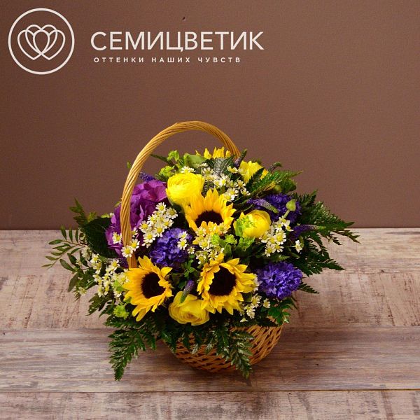 Корзина из подсолнуха, гортензии, гиацинтов, матрикарии и ранункулюса
