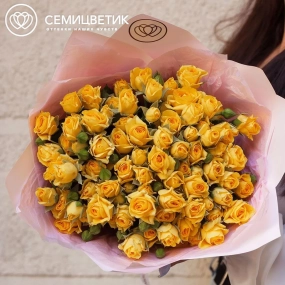 Букет из 19 желтых кустовых роз 40 см (Кения) в розовой пленке