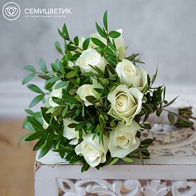 Свадебный букет невесты    из кенийской розы и зелени