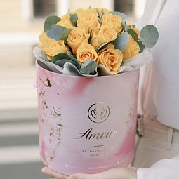 Букет в розовой шляпной коробке Amour Mini из 21 желтой розы (Кения) Standart с эвкалиптом