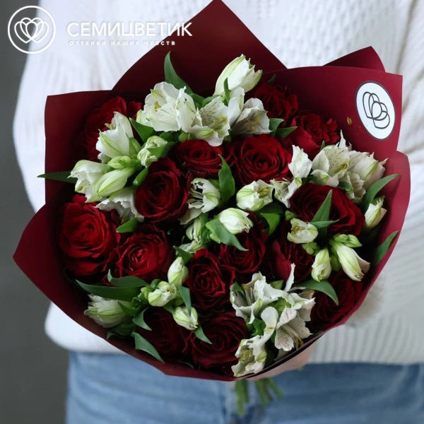 Букет из 15 красных роз 40 см (Кения) и 7 белых альстромерий