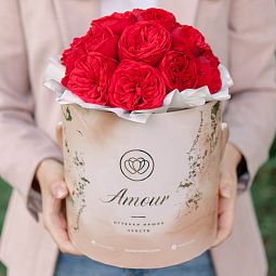 Букет в бежевой шляпной коробке Amour Mini из 19 красных одноголовых пионовидных роз Red Piano