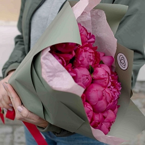 Букет из 15 ярко-розовых пионов Standart Plus в зеленой пленке