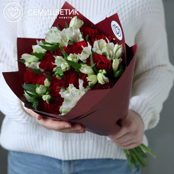 Букет из 15 красных роз 40 см (Кения) и 7 белых альстромерий