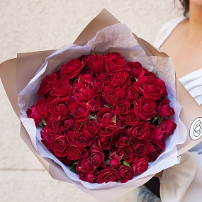 Букет из 19 красных кустовых роз 40 см (Кения) в кремовой пленке