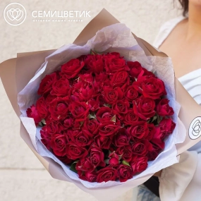 Букет из 19 красных кустовых роз 40 см (Кения) в кремовой пленке