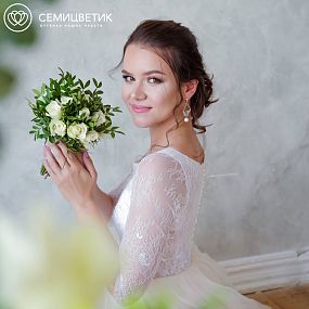 Свадебный букет невесты    из кенийской розы и зелени