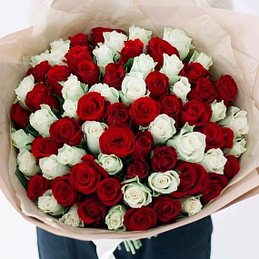 Букет из 75 красных и белых роз 40 см (Кения) в кремовой пленке