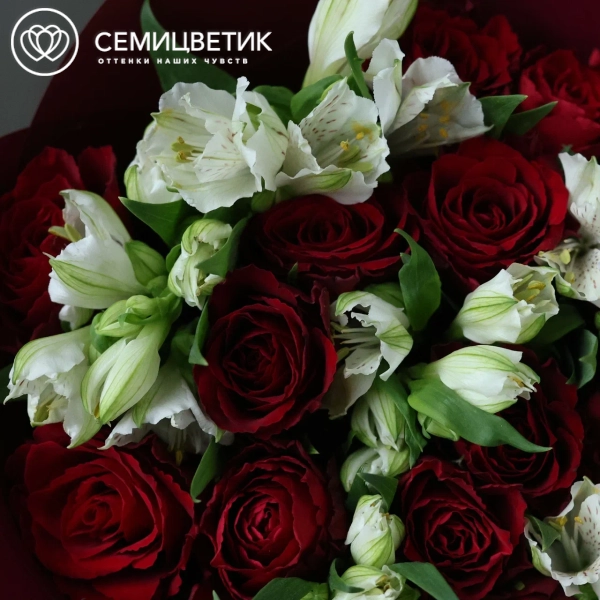 Букет из 15 красных роз 40 см (Кения) и 7 белых альстромерий
