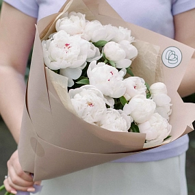 Букет из 15 нежно-розовых пионов Standart в кремовой пленке