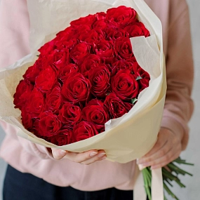 Букет из 41 красной розы 40 см (Кения) в кремовой пленке