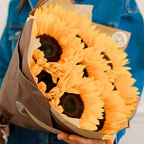 Букет из 9 подсолнухов в упаковке