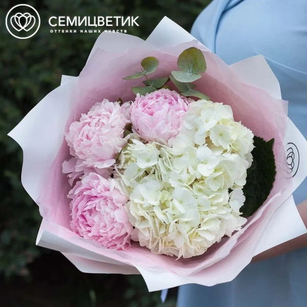 Букет из розовых пионов Premium с гортензией и эвкалиптом в розовой пленке
