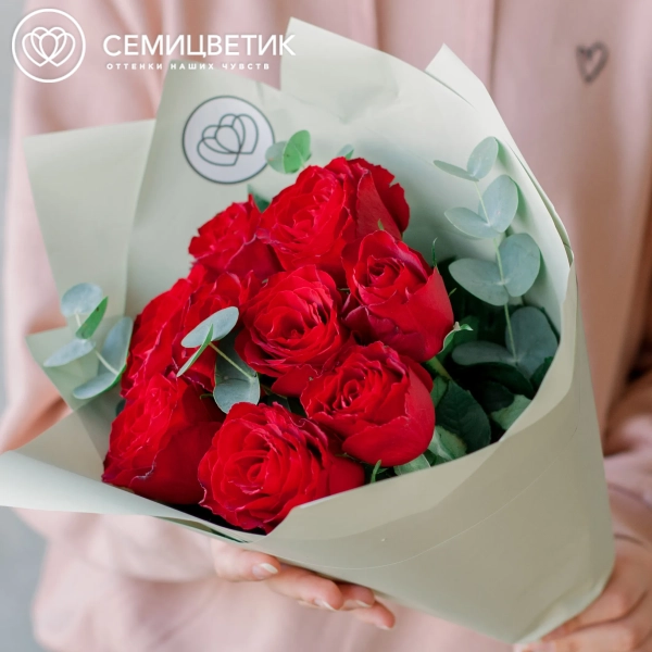 Букет из 9 красных роз 40 см (Кения) с эвкалиптом в зеленой пленке