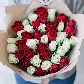 Букет из 41 красной и белой розы 40 см (Кения) в кремовой пленке