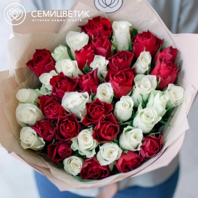 Букет из 41 красной и белой розы 40 см (Кения) в кремовой пленке