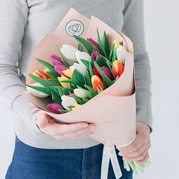Букет из 25 тюльпанов микс 40 см в кремовой пленке