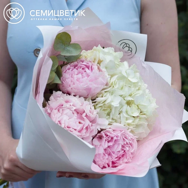 Букет из розовых пионов Premium с гортензией и эвкалиптом в розовой пленке