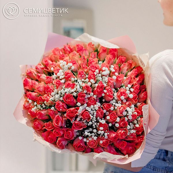 Букет из 101 розовой кенийской розы Standart и гипсофилы