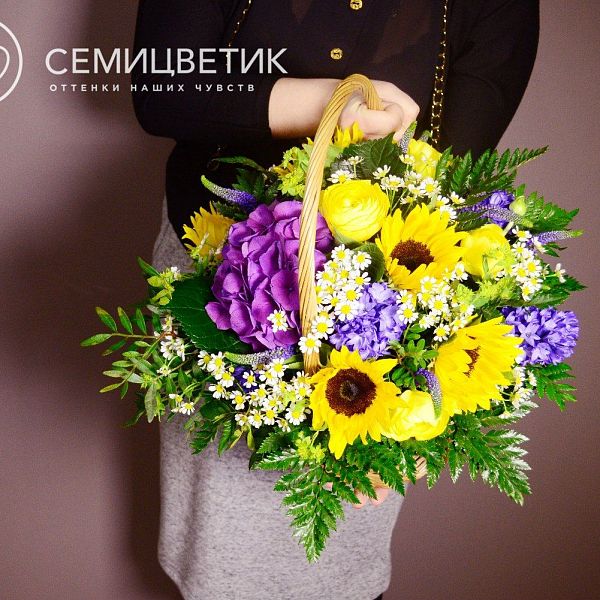 Корзина из подсолнуха, гортензии, гиацинтов, матрикарии и ранункулюса