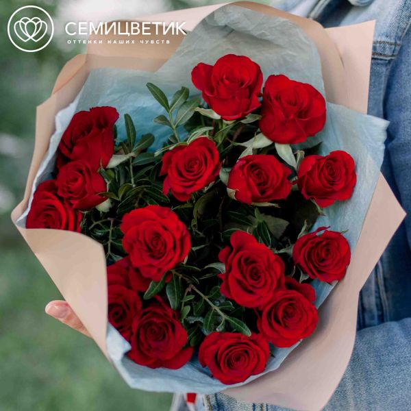 Букет из 15 красных с темной каймой роз (Россия) 40 см с фисташкой