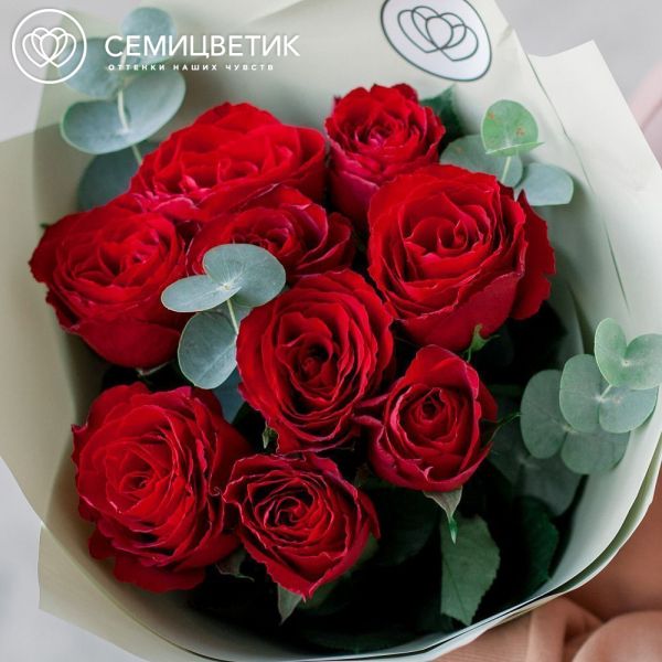 Букет из 9 красных роз 40 см (Кения) с эвкалиптом в зеленой пленке