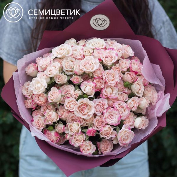 Букет из 21 белой с розовой каймой кустовой розы 40 см (Кения)