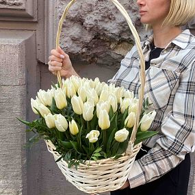 Букет на свадьбу Композиция из 51 белого тюльпана 40 см с фисташкой в корзине