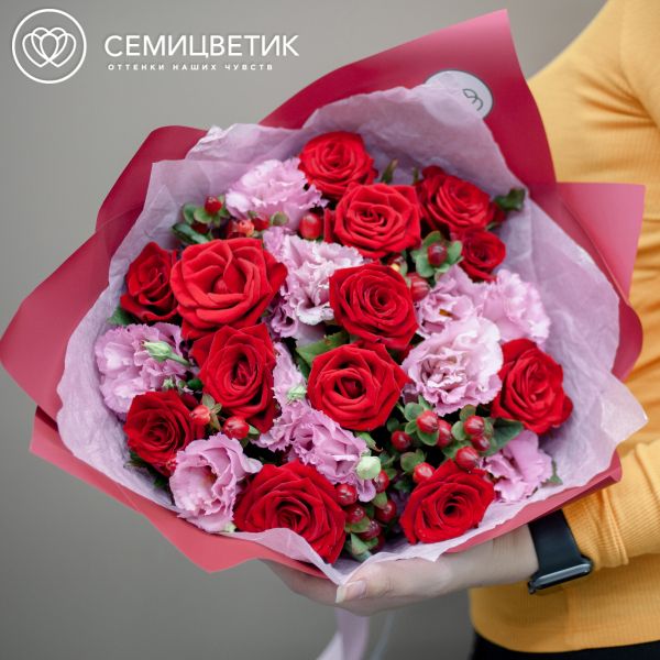 Букет из роз, лизиантусов с гиперикумом
