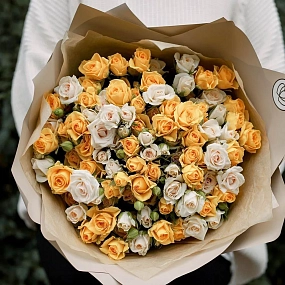 Букет из 25 желтой и кремовой кустовой розы 40 см (Кения) в кремовой пленке