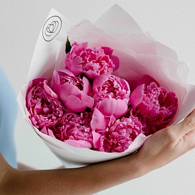 Букет из 7 ярко-розовых пионов Standart Plus в белой пленке