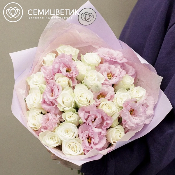 Букет из 20 белых роз 40 см (Кения) и 11 розовых лизиантусов в сиреневой пленке