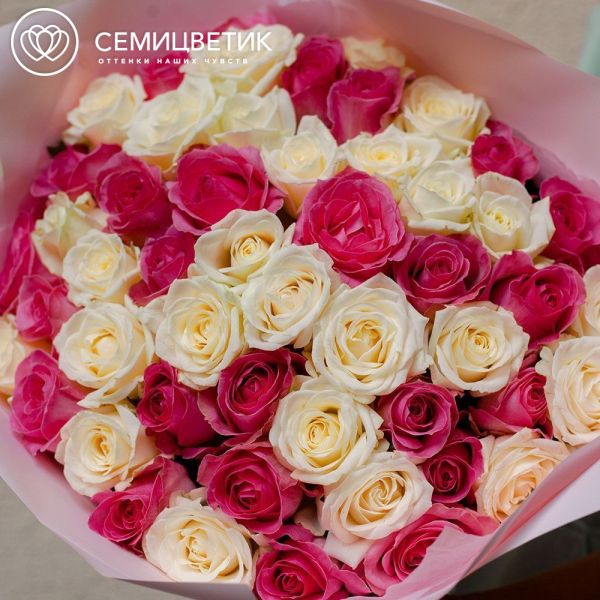 Букет из 51 розовой и белой розы 50 см (Россия)