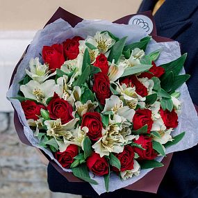 Авторский букет на последний звонок  из 15 красных роз 30 см (Кения) и 10 белых альстромерий
