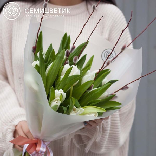 Букет из 25 белых тюльпанов с веточками вербы