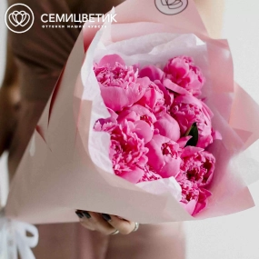 Букет из 11 ярко-розовых пионов Standart Plus в розовой пленке