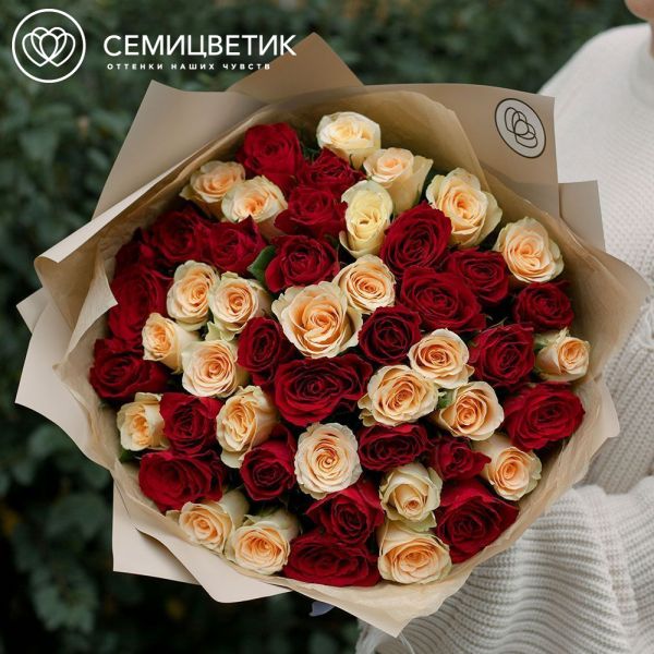 Букет из 51 красной и кремовой розы 40 см (Кения)