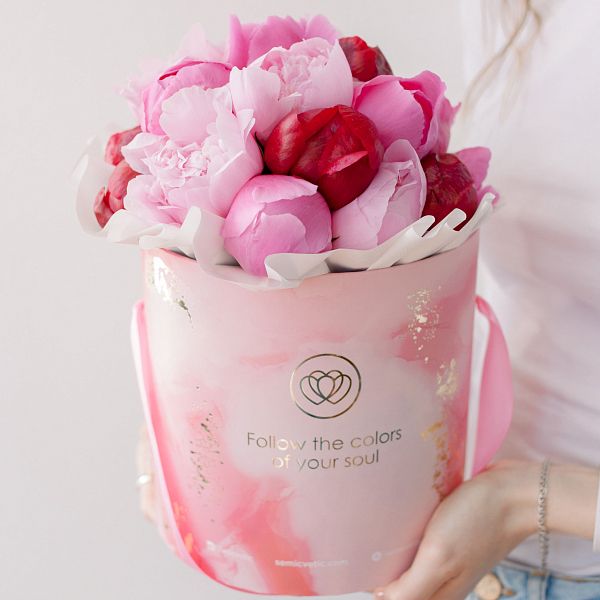 Букет в розовой шляпной коробке Amour Mini из 21 пиона микс Standart Plus