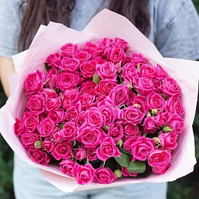 Букет из 21 малиновой кустовой розы 40 см (Кения) в розовой пленке