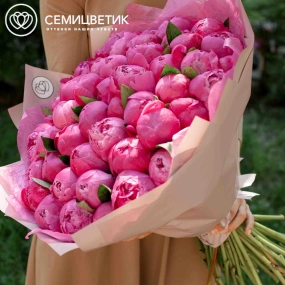 Букет из 51 ярко-розового пиона Command Performance Premium в розовой пленке