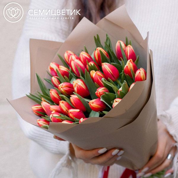 Букет из 35 желто-красных тюльпанов