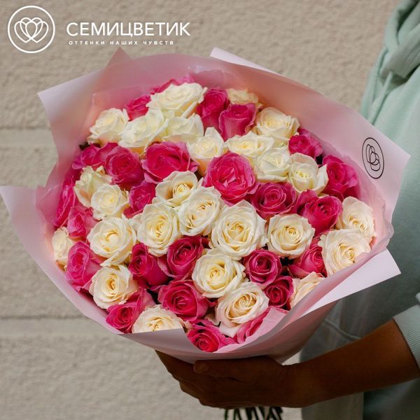 Букет из 51 розовой и белой розы 50 см (Россия)