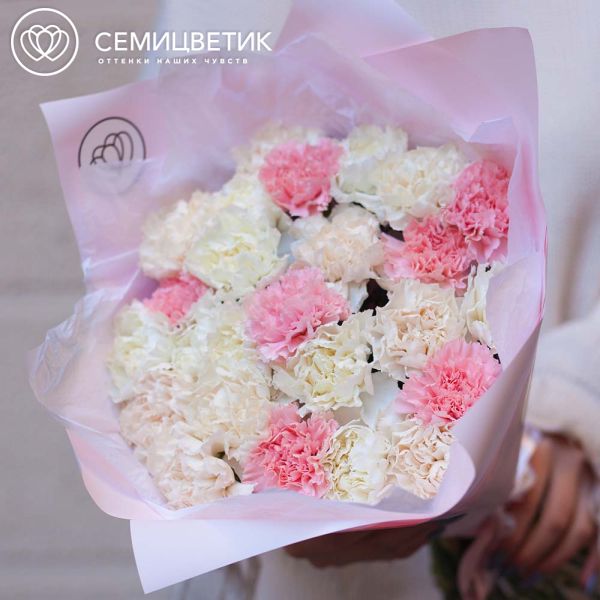 Букет из 25 розовых, белых и кремовых гвоздик