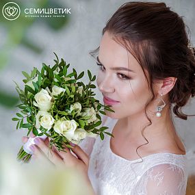 Свадебный букет невесты    из кенийской розы и зелени