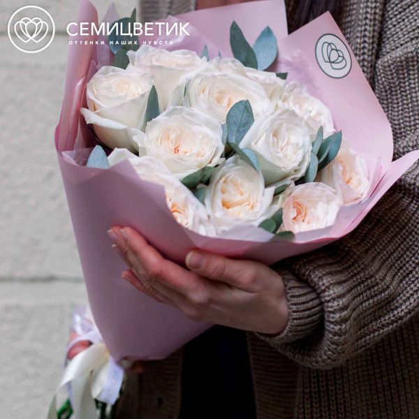 Букет из 11 белых одноголовых пионовидных роз 40 см White O'Hara с эвкалиптом