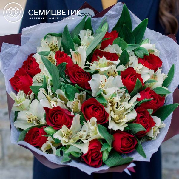 Букет из 15 красных роз 30 см (Кения) и 10 белых альстромерий