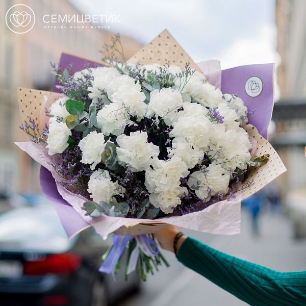 Букет из 25 белых гвоздик с зеленью