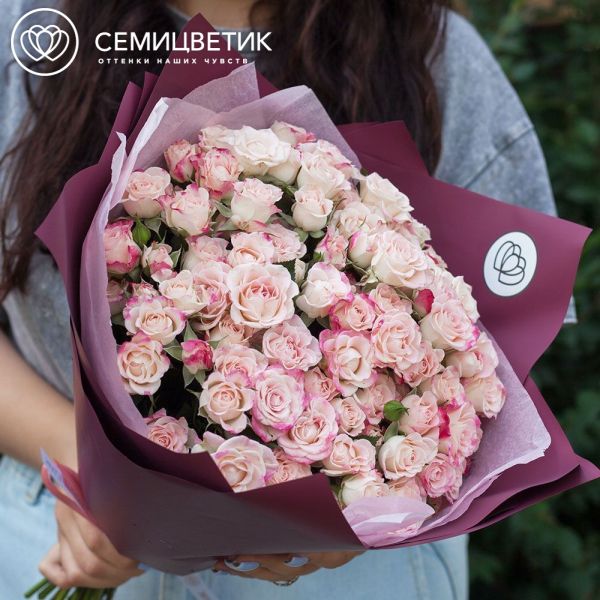 Букет из 21 белой с розовой каймой кустовой розы 40 см (Кения)