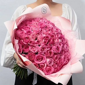 Букет из 101 розовой розы 35-40 см (Россия) в сиреневой пленке