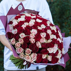 Букет из 151 красной и нежно-розовой розы 40 см (Кения) в бордовой пленке